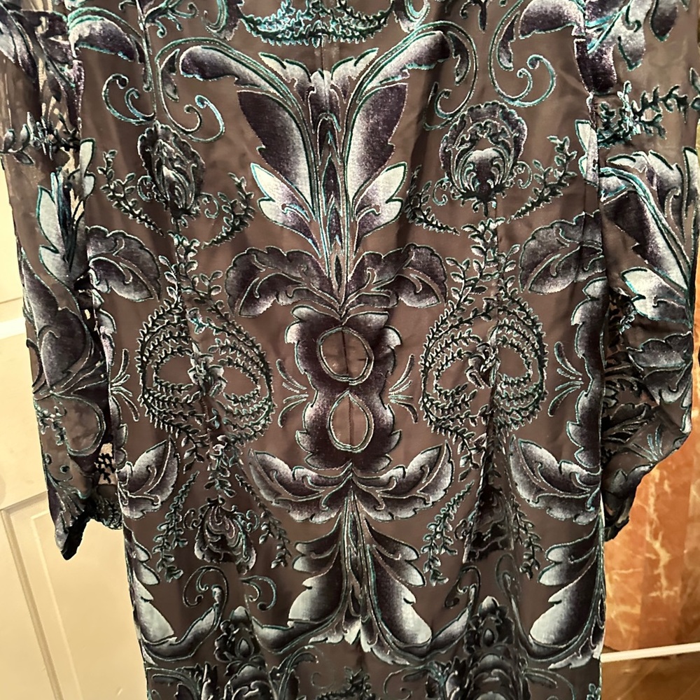 Gorgeous Vince Camuto lined cut velvet 3/4 sleeve dress. Great condition Sz14W